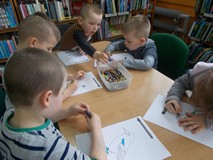 Dzieci kolorują ptaki