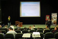 Prowadząca uroczystość prezentuje materiał o działalności SOSW