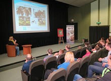 Prowadząca uroczystość prezentuje materiał o działalności SOSW