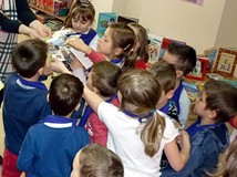 Dzieci otrzymały na koniec spotkania zakładki do książki