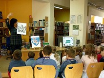 Pani Wiola opowiada dzieciom o herbach Koszalina