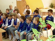 Zasłuchana grupa sześciolatków z Przedszkola nr 15