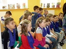 Dzieci w skupieniu słuchają koszalińskiej legendy