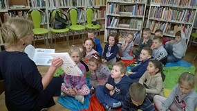 Pani bibliotekarka czyta opowiadanie pt. 