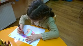 Dziewczynka koloruje czajniczek