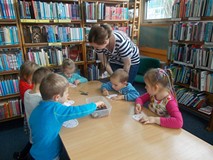 Bibliotekarka wspomaga pracę plastyczną dzieci