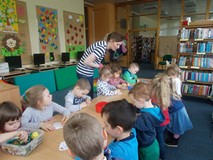 Bibliotekarka pomaga dzieciom w procesie tworzenia prac
