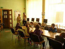 uczniowie siedzą przy stołach