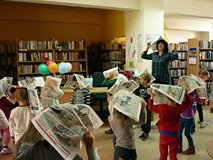 GAZETOWE ZABAWY - dzieci pod parasolami z gazet