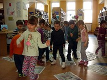 Gazetowe kałuże? Nawet jak ktoś w nią wdepnie, to się nie ochlapie