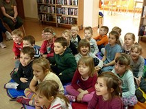 Dzieci siedzą na chuście integracyjnej i słuchają historyjki o BIEDRONCE i WŁOCHATYM POTWORZE