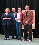 Dyrekcja i Piotr Stankiewicz wręczają nagrodę naszej czytelniczce Magdzie Z..