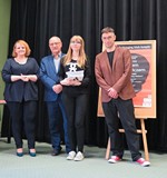 Dyrekcja i Piotr Stankiewicz wręczają nagrodę naszej czytelniczce Elizie K.