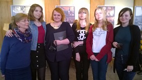 Nasze czytelniczki i Joanna Woźniak, prowadząca zajęcia oraz Jadwiga Wysokińska, kierowniczka biblio