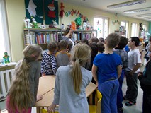 Pani bibliotekarka prezentuje książkę z działu 