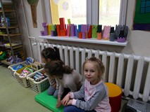 Dziewczynki znalazły spokojne miejsce do oglądania książek