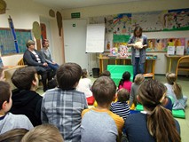 Pani bibliotekarka pokazuje książkę z serii  