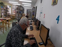 Ujęcie z drugiej strony stanowisk komputerowych z uczestnikami kursu komputerowego