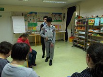 Z pomocą pani bibliotekarki Kinga wyruszyła szlakiem