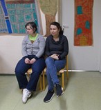 Dominika i Klaudia odpoczywają na krzesełkach