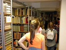 Wąskie przejścia między regałami magazynów - jak w labiryncie