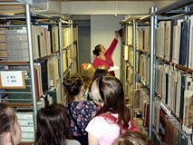 Pani Ola objaśnia, jak bibliotekarz wyszukuje konkretną książkę, zamówioną przez czytelnika w wypoży