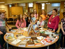 Zjeżdżamy windą na parter i zwiedzamy... CZYTELNIĘ KSIĄŻEK i CZASOPISM. Jest ogromna, większa niż ca
