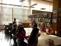 Bocznym korytarzykiem docieramy do CZYTELNI REGIONALNEJ