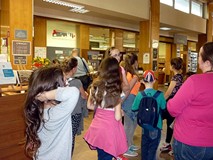 Zaczynamy zwiedzanie pod kierunkiem Pani Oli