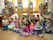 Dzieci siedzą na chuście integracyjnej i słuchają POKRĘCONEJ BAJKI w wykonaniu Pani Wioli