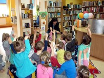 Czas na BAJKOWE ZAGADKI - las rąk świadczy o dużej bajkowej wiedzy pięciolatków