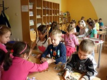 Podzielone na drużyny, dzieci układają BAŚNIOWE PUZZLE