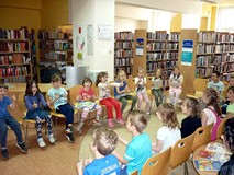 Wesołe powitanie dzieci w bibliotece