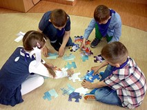 Dzieci podzielone na grupy układają BAŚNIOWE PUZZLE