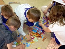 Dzieci podzielone na grupy układają BAŚNIOWE PUZZLE