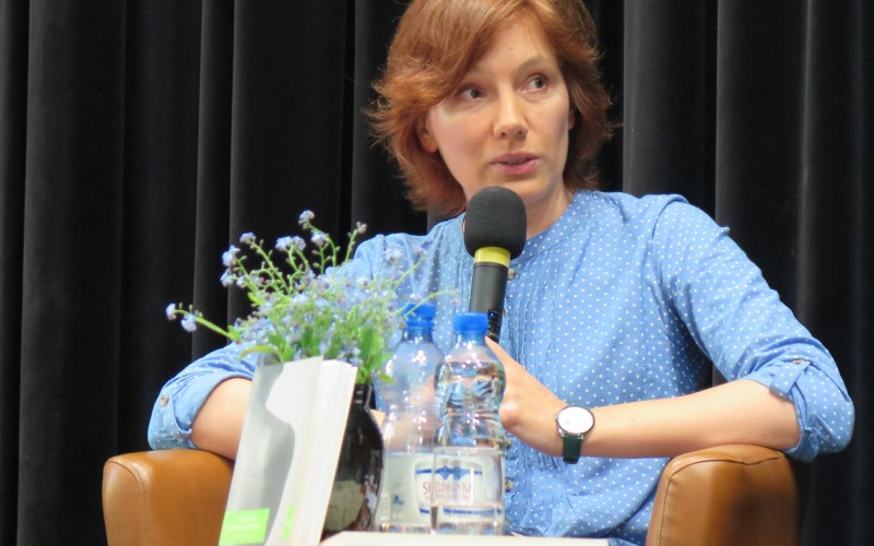 Justyna Bargielska na spotkaniu ze zgromadzoną publicznością