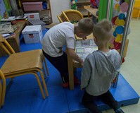 Chłopcy oglądają czasopisma