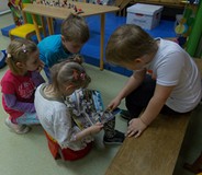 Dzieci opowiadają sobie co jest w czasopismach