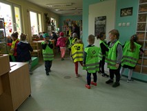 Koniec zajęć i przedszkolaki nakładają odblaskowe kamizelki
