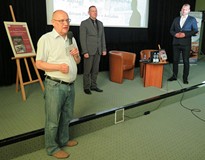 Dyrektor Koszalińskiej Biblioteki Publicznej wita zgromadzonych