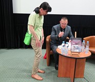 Autor rozdaje autografy