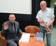 Autor rozdaje autografy