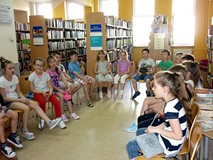 Początek spotkania - dzieci, jeszcze grzecznie, siedzą na krzesełkach