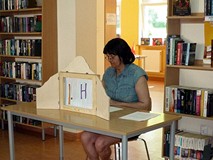 Pani Wiola czyta ALFABET Juliana Tuwima w wersji na teatrzyk Kamishibai