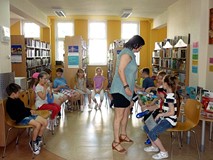 Dzieci wybierają z pudełka część puzzli z literkami