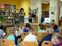 Zgadywanka obrazkowa - Pani Wiola pokazuje dzieciom fotografie różnych zakątków Koszalina