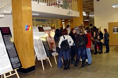 Chętnych było wielu, dlatego czekając na rozmowę z wybraną książką można było obejrzeć wystawę