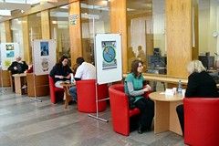 Każdy czytelnik mógł „wypożyczyć” Żywą Książkę, czyli porozmawiać z przedstawicielem dyskryminowanej