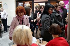 Punktualnie o godzinie 12.00 do biblioteki przyszło wielu chętnych do rozmowy z Żywymi Książkami...