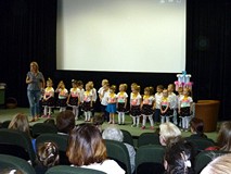 Występ przedszkolaków uświetnił uroczystość wręczania nagród najlepszym czytelnikom dziecięcym